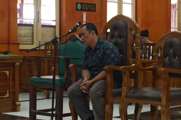 Anwar Fuseng Padang, terdakwa kasus penyuapan eks Bupati Pakpak Bharat, menjalani sidang putusan, Senin (10/2).