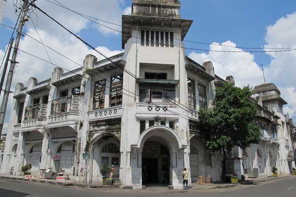 SEJARAH: Gedung Wareunhuis di Jalan Kesawan Medan yang akan dijadikan ikon wisata malam. markus/sumutpos