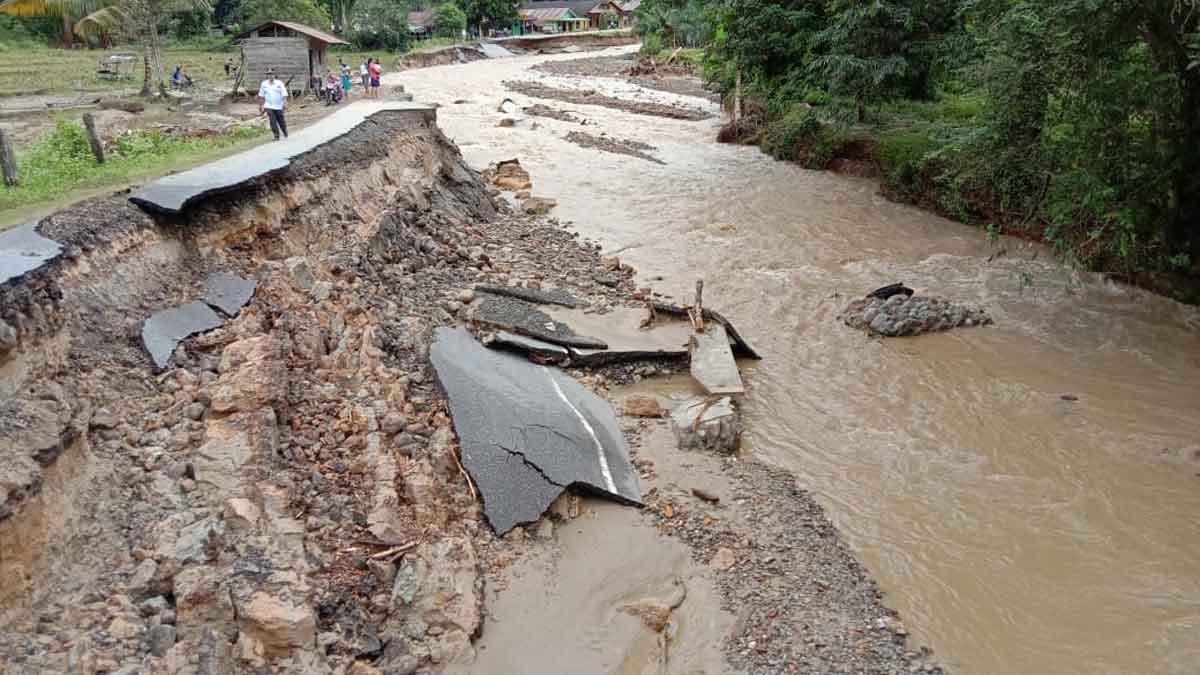 PUTUS: Ruas jalan di Tapteng terputus setelah dihantam banjir, beberapa waktu lalu. Saat ini ruas jalan yang rusak telah diperbaiki Dinas Bina Marga dan Bina Konstruksi Pemprovsu.