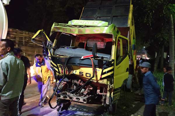 TABRAKAN: Dam truk fuso menabrak sesama dam truk fuso, naas salah satu truk itu menimpah kendaran odong -odong menyebabkan puluhan anak-anak luka-luka dan seorang meninggal dunia.