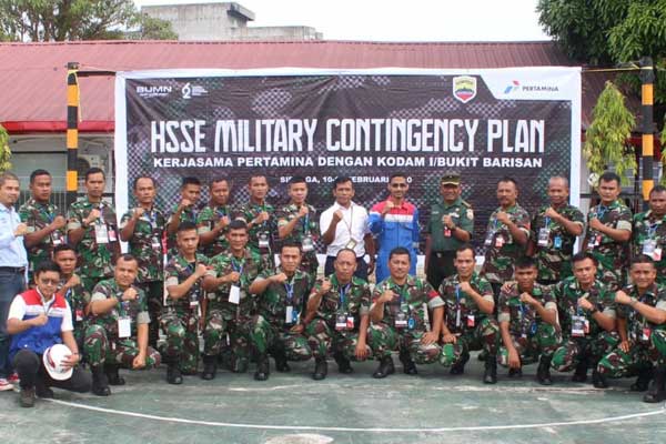 BERSAMA: Personel TNI dan pekerja dari Pertamina, foto bersama di sela-sela pelatihan. bagus/sumut pos