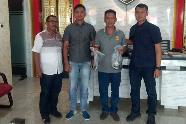 DIAMANKAN: Joni (tengah) warga Kompleks Brayan City, Kecamatan Medan Barat ditangkap polisi terkait kepemilikan softgun ilegal.