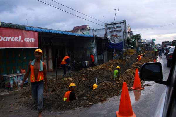 PIPA: PT Pertagas yang merupakan anak perusahaan PGN sedang menggali tanah untuk pembangunan pipa gas di jalan lintas Sumatera, Batubara Area lampiran. TRIADI WIBOWO