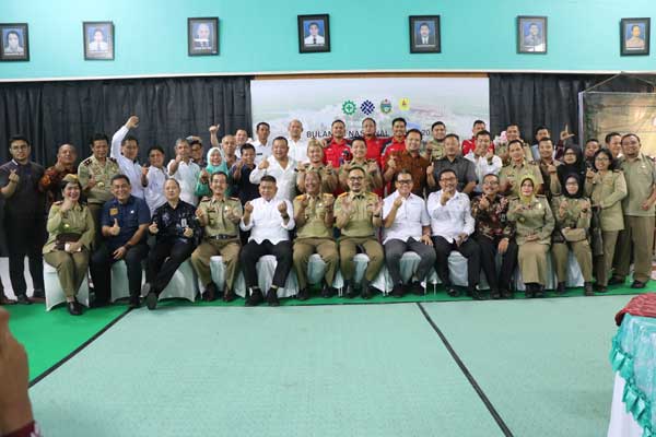 BERSAMA: Vice President Environment Healt Safety Arjun Karim, GM PLN UIKSBU Bambang Iswanto, pihak BPJS Ketenagakerjaan, foto bersama usaui mengikuti seminar.