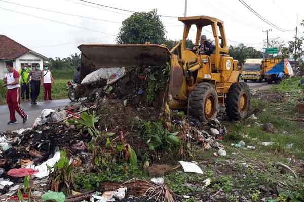 Muspika Tanjung Morawa Laksanakan Pembersihan Sampah Secara Sporadis - Sumut Pos