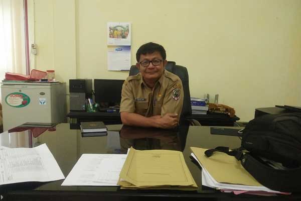 KERJA: Kepala Dinas PUPR Kabupaten Nias, Nuzlan Musfi ST MT di ruang kerjanya, Selasa (11/2).