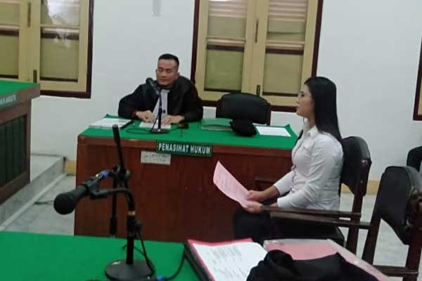 TUNTUT: Ardis Mulianita Laia terdakwa kasus penggelapan menjalani sidang tuntutan, Selasa (25/2).