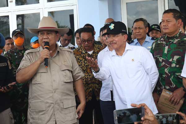 KUNJUNGI: Menhan Prabowo Subianto dan Menkes Terawan Agus Putranto mengunjungi WNI yang sedang menjalani karantina di Natuna, Rabu (5/2).