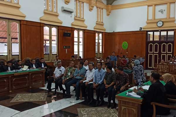 SIDANG: Sidang kasus suap Wali Kota Medan nonaktif, dengan terdakwa eks Kasubbag Protokol Pemko Medan, Samsul Fitri sebagai terduga perantara suap, menghadirkan 10 kadis sebagai saksi, di ruang Cakra 1 Pengadilan Tipikor Medan, Senin (9/3).