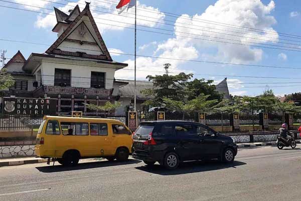 KANTOR BUPATI DAIRI: Kendaraan melintas di Kantor Bupati Dairi, Jalan Sisingamangaraja, Kecamatan Sidikalang, Kabupaten Dairi, beberapa waktu lalu.