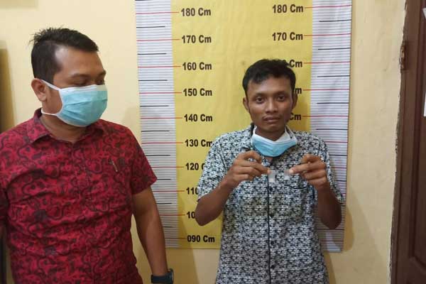 BARANG BUKTI: Tersangka Harsoyo (25) bersama barang bukti sabu diamankan di Satresnarkoba Polres Sergai, Minggu (29/3).