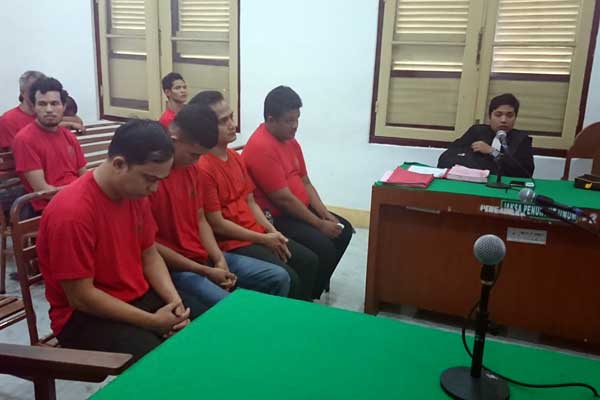 SIDANG: Para terdakwa kasus pencurian uang Pemprovsu, menjalani sidang putusan di PN Medan, Senin (2/3). Agusman/Sumut Pos