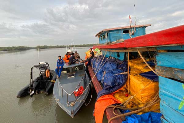 DITAHAN: Kapal Kayu KM Aria Jaya ditahan di Dermaga Bea Cukai Belawan.