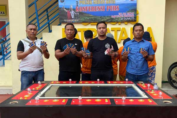 GAME IKAN: Polsek Medan Kota menangkap 8 pemain judi ketangkasan jenis game ikan, di Jalan Cakrawati.