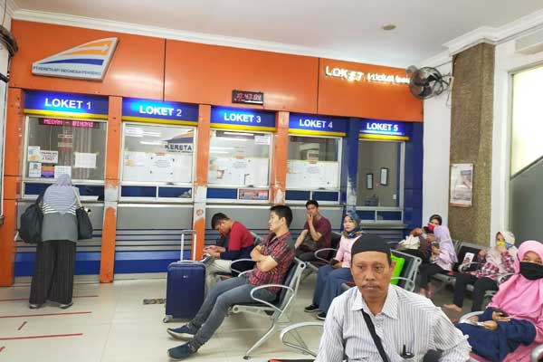 MENUNGGU: Penumpang kereta api saat menunggu ketibaan kereta api di Stasiun Besar KA Medan. Akibat wabah Corona, PT KAI Divisi Regional I Sumut menyetop perjalanan Medan-Binjai.