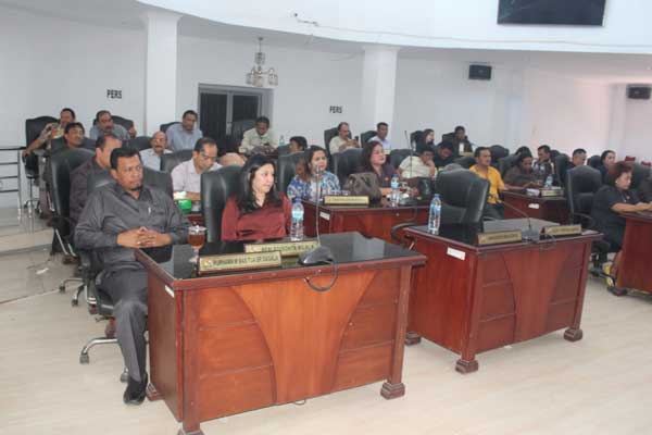 PARIPURNA: Suasana sidang paripurna dengan agenda pembentukan Alat Kelengkapan Dewan (AKD) DPRD Karo, Rabu (11/3).