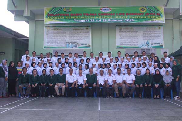 BERSAMA: irektur Akper Kesdam I/Bukit Barisan Medan, Suharto, SKM, M.Kes, foto bersama peserta pelatihan BTCLS.