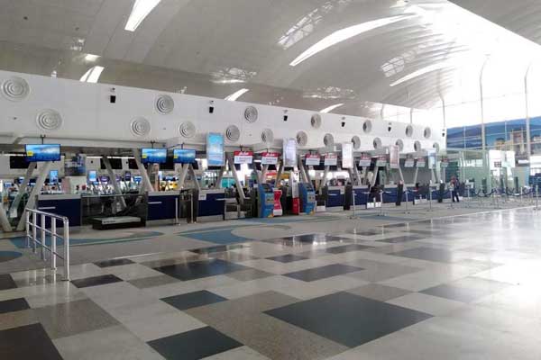 sepi: Bandara Kualanamu tampak sepi, Senin (30/3), pascamenurunnya jumlah penumpang pesawat sebagai dampak imbauan diam di rumah untuk mencegah penularan Covid-19. batara/sumut pos