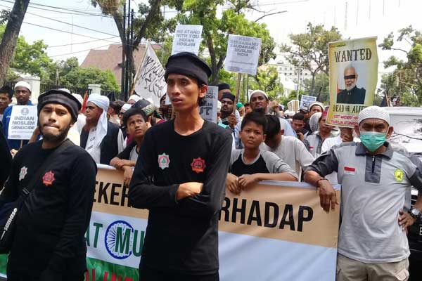 Aksi Bela Islam Jilid 2: Ratusan massa umat Islam di Medan melakukan aksi demo di depan Masjid Agung, Jalan Diponegoro Medan. , Jumat (13/3). Sumut Pos/ ist