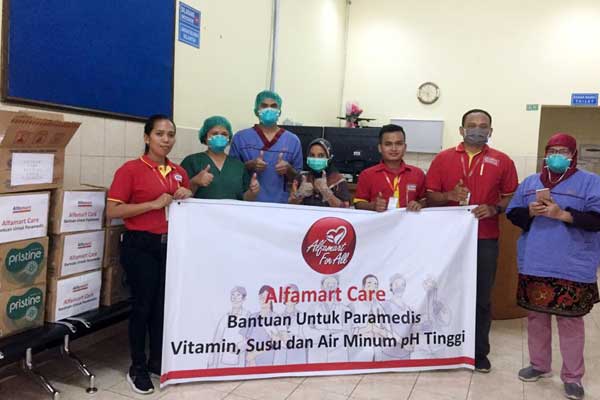 BERSAMA: Karyawan Alfamart berfoto bersama panitia penerima bantuan untuk Covid-19 di RSUP Adam Malik, Medan, Jumat (27/3).