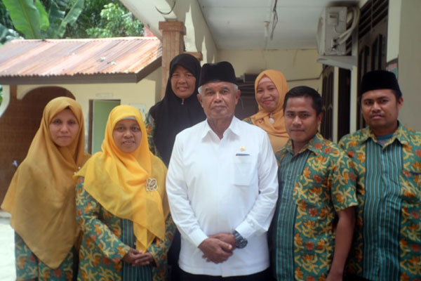 DIABADIKAN: Anggtota DPR RI Djohar Arifin diabadikan bersama masyarakat dan guru honorer Kemenag Langkat, di sela-sela reses di Desa Alur Gadung, Kabupaten Langkat.
