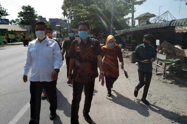 TINJAU: Anggota DPRD Sergai Ilham Ritonga bersama Muspika Kecamatan Perbaungan, meninjau penyemprotan disinfektan di Kecamatan Perbaungan, Kamis (26/3).