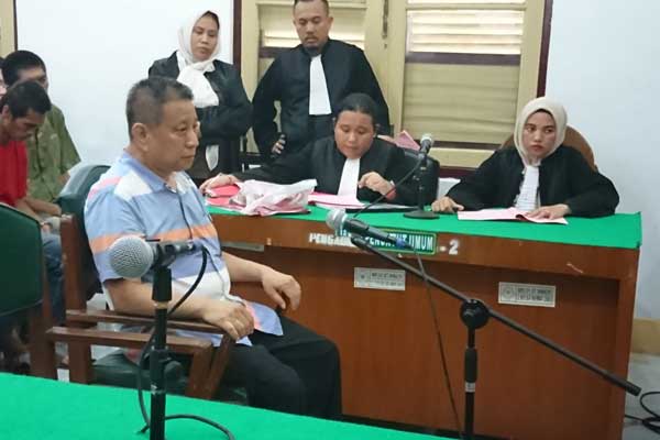 DISIDANGKAN: Irawan alias Asiong, terdakwa kasus penipuan menjalani sidang dakwaan di PN Medan, Rabu (11/3).