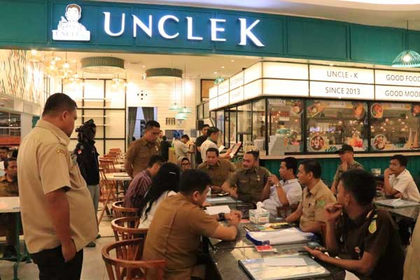 TAGIH TUNGGAKAN: BPPRD Medan saat menagih tunggakan pajak restoran dari Unckle K di Sun Plaza Medan. Unckle menunggak pajak Rp1 M lebih. markus/Sumut Pos