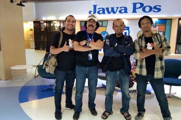 AKRAB: Wartawan Sumut Pos, Markus Pasaribu (kiri) bersama Koordinator JPG Newsroom, Bambang Janu Isnoto (dua kiri) dan lainnya di Graha Pena Surabaya. 