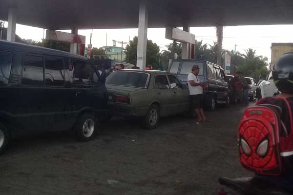 ANTRE: Sejumlah pembeli yang antri berjam jam untuk membeli BBM jenis premium di SPBU Sisingamangaraja, Kota Tebingtinggi.