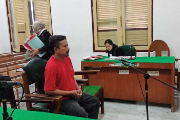 SIDANG: WN Malaysia Gopi Mohan, terdakwa kasus bawa sabu menjalani sidang dakwaan, Rabu (11/3). agusman/SUMUT POS