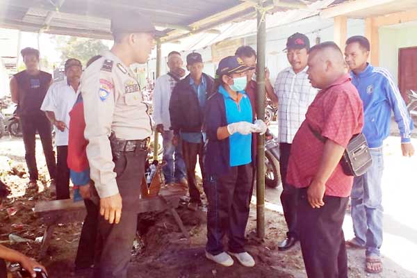 PERIKSA KESEHATAN:  Petugas Bhabinkamtibmas Desa Singgabur Polsek Salak, Aipda Jayanri Sibuea  bersama tim Puskesmas Singgabur melakukan pengecekan suhu tubuh di Pesta Pernikahan di Singgabur, tepatnya  di Lokasi Pekan Singgabur  Pada Sabtu (21/3) 