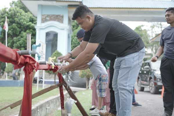 cuci tangan: Bakal Calon Walikota Medan, Bobby Nasution,mencontohkan cara  mencuci tangan dengan sabun, Senin (16/3).