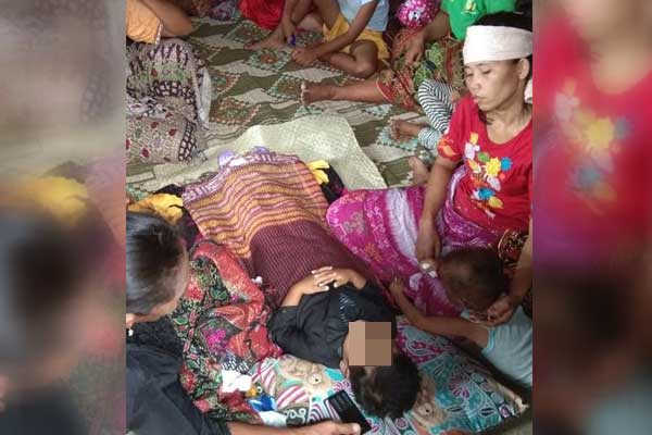 DIRATAPI: Ibunda korban, Glen Aldi Sihotang (4) meratap di hadapan jasad anaknya yang terbujur kaku meninggal dunia karena tengelam di kolam ikan.