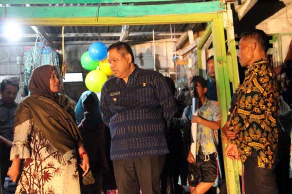 BERBINCANG: Bupati Dairi, Eddy KA Berutu (tengah) berbincang dengan salahsatu korban bencana angin putingbeliung di lokasi TWI Sitinjo, Kabupaten Dairi. RUDY SITANGGANG/SUMUT POS