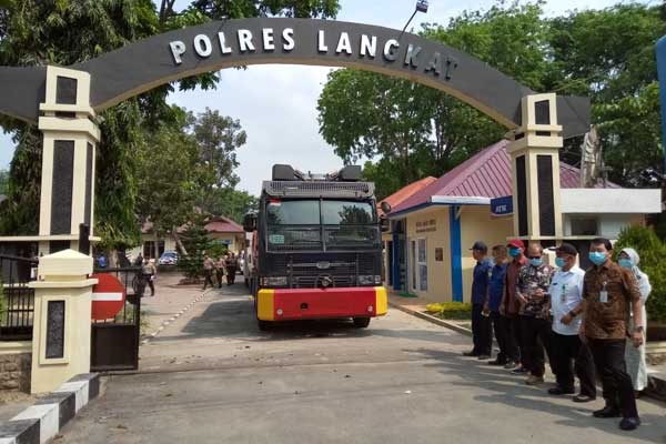 DILEPAS:  Tim Satgas penyemprotan disinfektan dilepas oleh Sekdakab Langkat, dr Indra Salahuddin didampingi Kapolres Langkat dan Ketua Satgas.