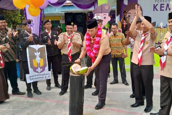 DIBUKA: Asisten II Ekbangsos Pemkab Langkat, Hermansyah membelah kelapa muda pertanda Kemsama Jilid IV MAN I Langkat, resmi dibuka, Kamis (5/3).