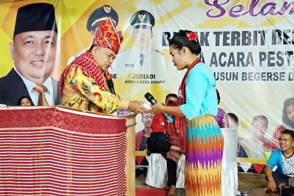 SERAHKAN: Bupati Langkat, Terbit Rencana PA menyerahkan bantuan kepada Panitia Pesta Akhir Tahun di Kecamatan Sirapit.