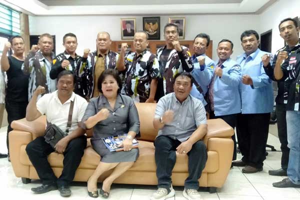 FOTO BERSAMA: DPD IPK Kabupaten Karo foto bersama Wakil Bupati Karo, Cory S Sebayang.