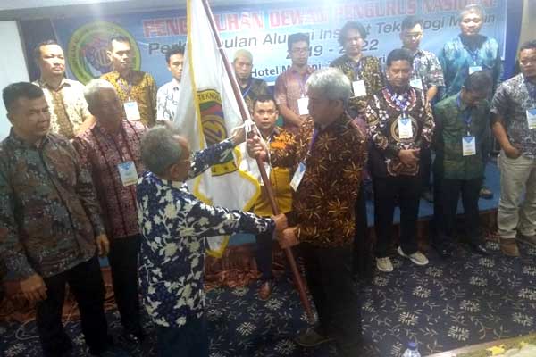 Dewan Penasehat, Ir Masfar Awaloeddin menyerahkan pataka kepada Ketua Umum DPN-PA ITM periode 2019-2022 Budi Adi Dharma Siregar ST saat pelantikan di Hotel Madani, Medan, Sabtu (29/2).