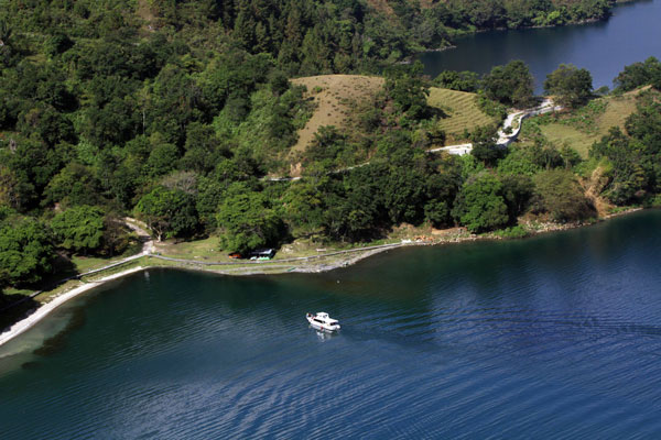 DANAU TOBA: Kapal feri mendekati pinggiran Danau Toba untuk mengantarkan penumpang. UNESCO menunda pengumuman geopark Danau Toba karena mewabahnya virus corona.