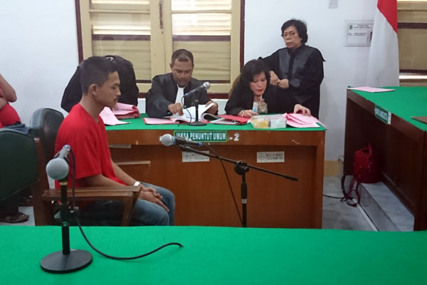SIDANG: Fandi mengikuti duduk sebagai terdakwa di ruang Cakra 6 Pengadilan Negeri (PN) Medan, Senin (16/3).