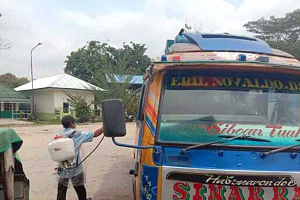 DISINFEKTAN: Petugas Dishub Kota Tebingtinggi saat melakuan penyemprotan disinfektan terhadap betor dan bus angkutan pedesaan. SOPIAN/SUMUT POS