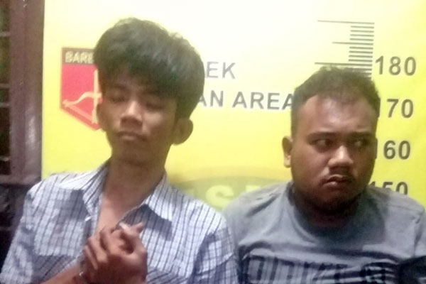 DIAMUK: Darwin dan M Ridho diamuk massa karena ketangkap tangan menjambret.