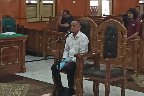 SIDANG: Eks Kasubag Protokol Medan, Samsul Fitri terdakwa kasus perantara suap Wali Kota Medan, menjalani sidang dakwaan, Senin (2/3). agusman/sumut pos