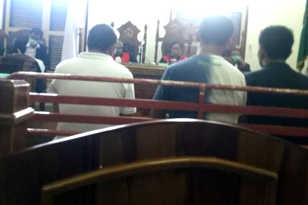 DIDAKWA: Tiga terdakwa kurir sabu seberat 4 kg, menjalani sidang lanjutan di Pengadailan Negeri, Medan , Selasa (24/3).