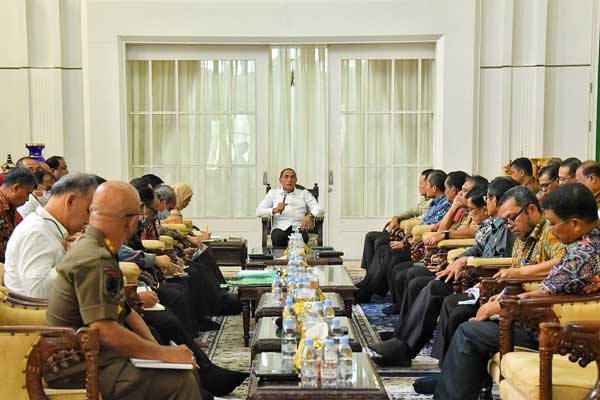 PIMPIN RAPAT: Gubsu Edy Rahmayadi pimpin rapat dengan OPD Pemprovsu di Rumah Dinas Gubsu, Jalan Sudirman Medan terkait Covid-19, Kamis (19/3).