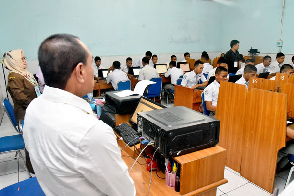 TINJAU UN Gubsu Utara Edy Rahmaydi meninjau pelaksaan Ujian Nasional di SMKN 7 Jalan STM Medan, Senin (16/3). Peninjauan dilakukan sebelum berlangsungnya ujian di kelas.