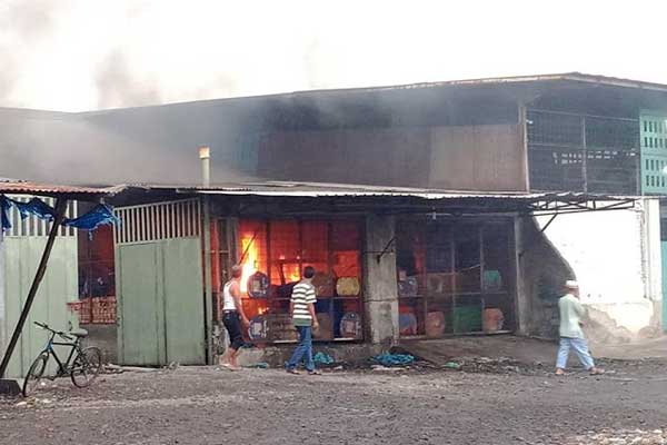 TERBAKAR: Gudang ikan ekspor di Gabion Belawan, saat dilalap api, Senin (2/3) pagi. fachril/sumut pos