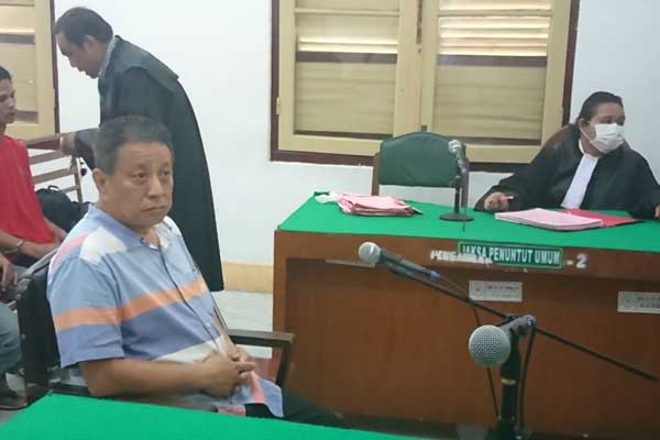 PUTUSAN SELA: Irawan alias Asiong, terdakwa kasus penipuan menjalani sidang beragendakan putusan sela di Pengadilan Negeri Medan, Senin (23/3).